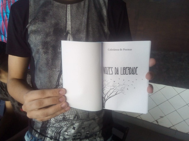 O livro é composto por 17 poesias de autoria dos adolescentes, da coordenadora da escola de tempo integral e uma convidada. Foto: Divulgação Sesp-MG